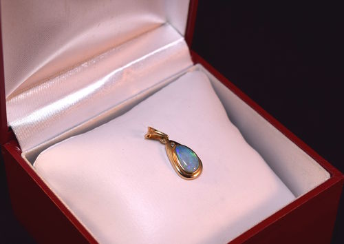 Pendentif avec une Opale et Diamant